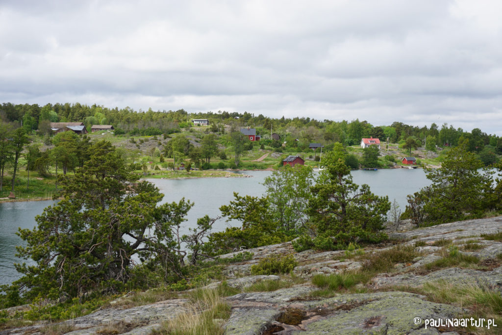 Czerwone domki na nabrzeżu Wysp Alandzkich