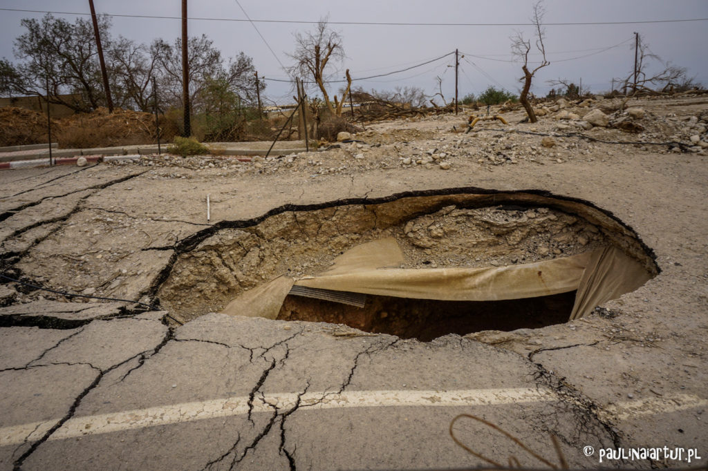 Morze Martwe wciąga wody gruntowe powodując rozpadliny