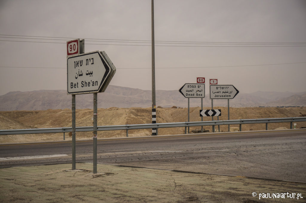 W drodze nad Morze Martwe - pustynne skrzyżowanie w okolicach Jerycha